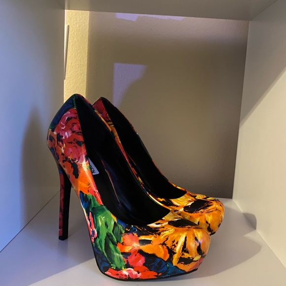 Women’s Steve Madden Heels - Picture 1 of 4